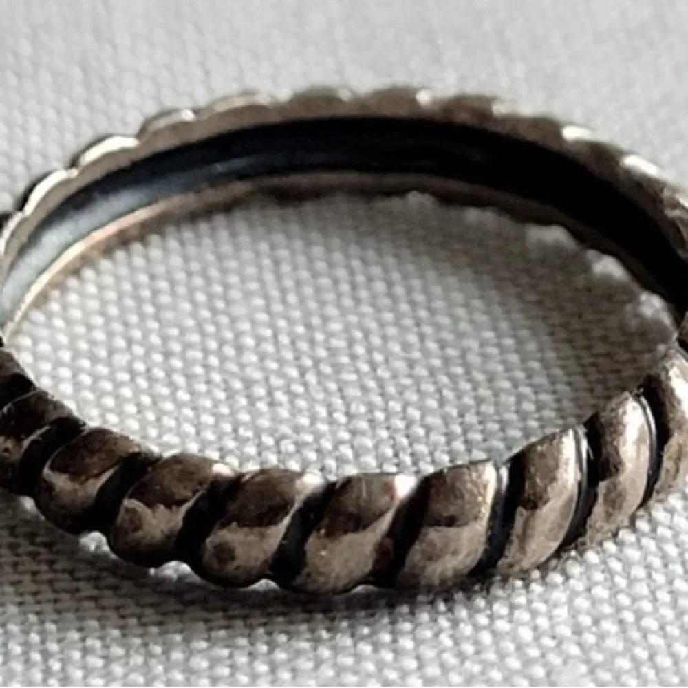 Vintage Sterling Silver Twisted Band Ring. Size 5.75.